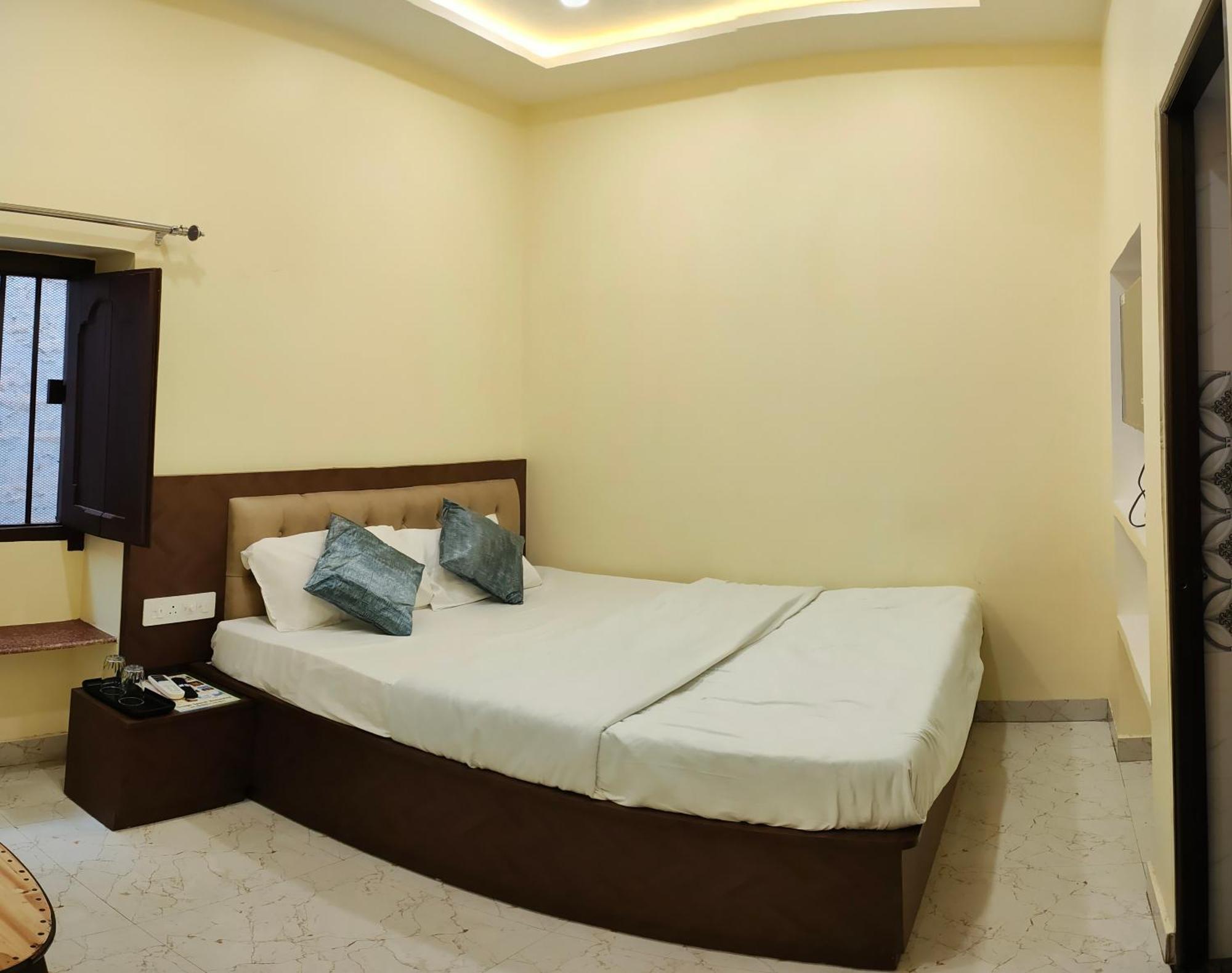 Ganga Sparsh Hotel Varanasi Exterior photo